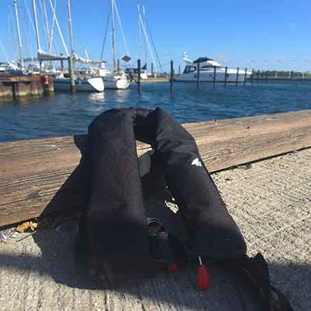 GUIDE: Så kontrollerar du din uppblåsbara flytväst – steg för steg