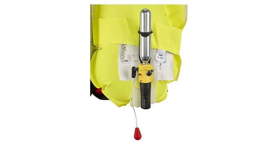 Placering av gaspatron och utlösare på flytvästen.