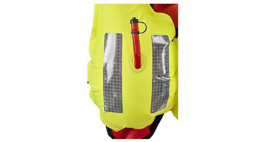 Placering av munstycke på höger sida av flytvästen.