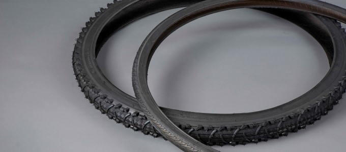 Cykeldäck liggande på garagegolv