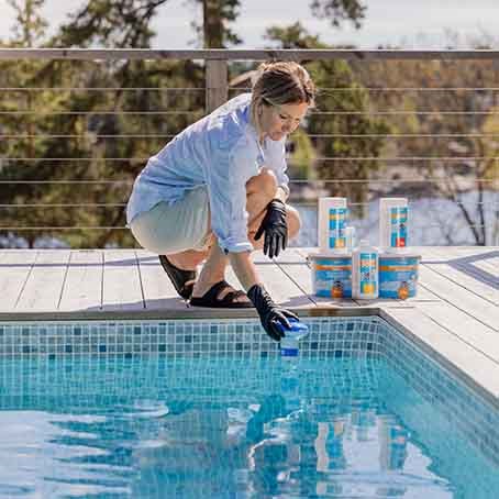 Poolrengöring – så tar du hand om vattnet i din pool