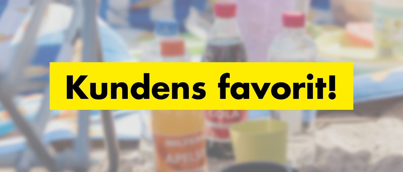 Gul skylt med svart text “Kundens favorit!” framför suddig bakgrund med flaskor och picknickmiljö.